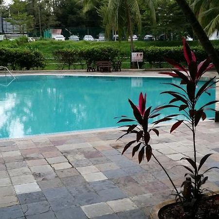 Pinang Beach Apartment @ Bayu Emas บาตูเฟอริงกี ภายนอก รูปภาพ